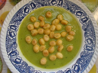 Zupa krem z zielonego groszku z groszkiem ptysiowym