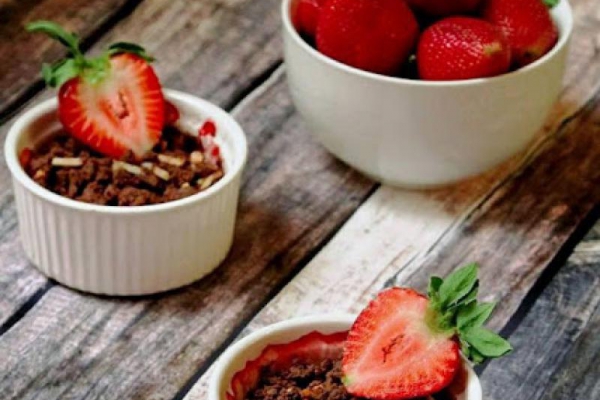 Truskawkowe crumble z pieprzem i kardamonem