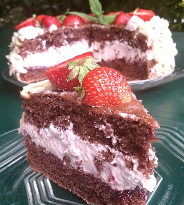 Letni tort czekoladowo-truskawkowo-migdałowy (+szybkie wskazówki)