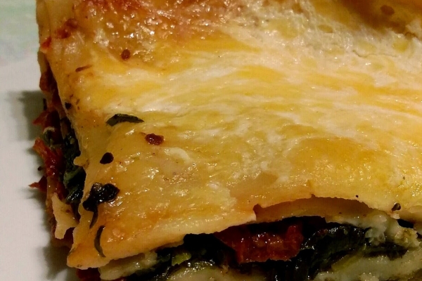 Expresowe lasagne ze szpinakiem i suszonymi pomidorami