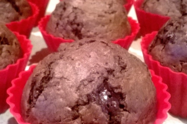 Pocieszające muffiny naprawdę mocno, mocno czekoladowe