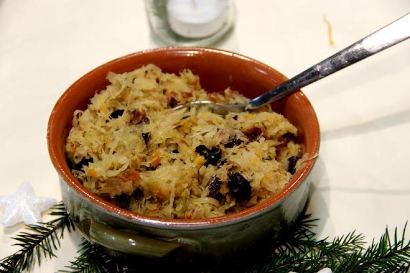 KAPUSTA Z GROCHEM I SUSZONYMI ŚLIWKAMI (danie wigilijne)