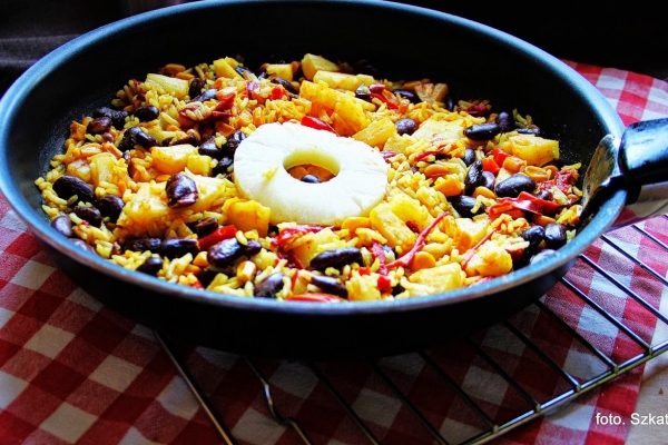 Młody gotuje … czyli … ryż curry z papryką, ananasem i kukurydzą