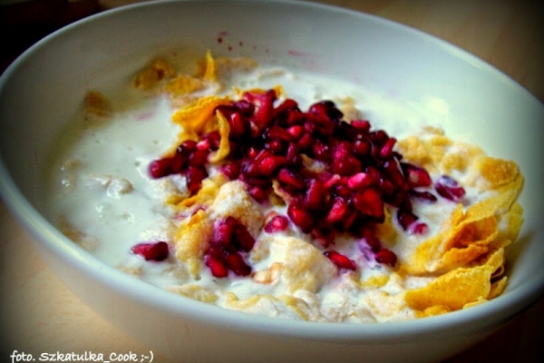 Cudowna przemiana … czyli śniadanie z rana (jogurt naturalny z płatkami kukurydzianymi i pestkami z granatu).