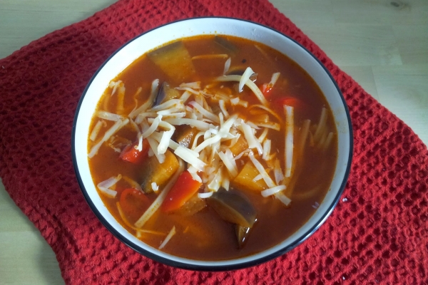 Włoska zupa z bakłażanów i papryki