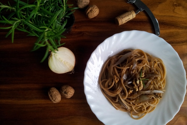Pełnoziarniste spaghetti z karmelizowaną cebulą, orzechami włoskimi i serem kozim