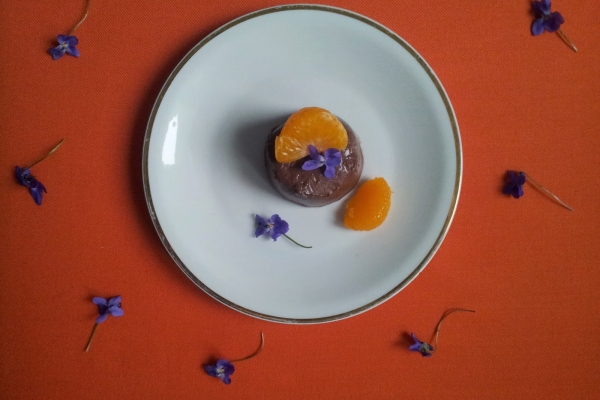 Czekoladowa panna cotta z mandarynką i fiołkami