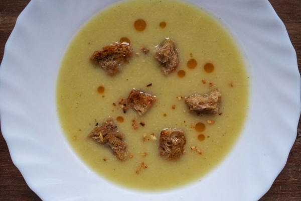 Zupa z selera z akcentem sezamowym
