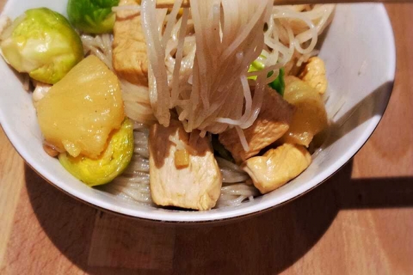 Makaron ryżowy z kurczakiem, brukselką i ananasem w sosie teriyaki