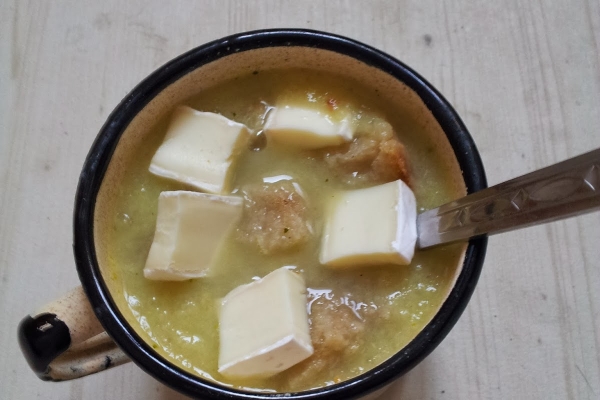 Zupa z selera naciowego z cynamonową nutą