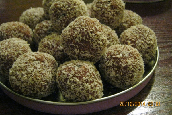 Śliwka w trufli z białej czekolady opatulona wiórkami kokosowymi