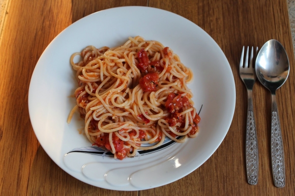 Tradycyjne spaghetti z sosem pomidorowym