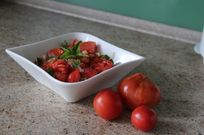   Pomidory z cebulą i bazylią