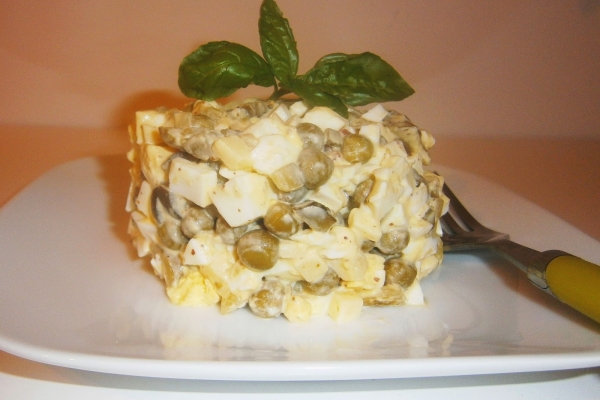 Sałatka jajeczna z groszkiem, oliwkami i serem żołtym