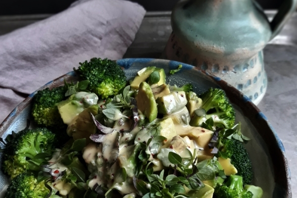 Zielona sałatka z brokułów i awokado