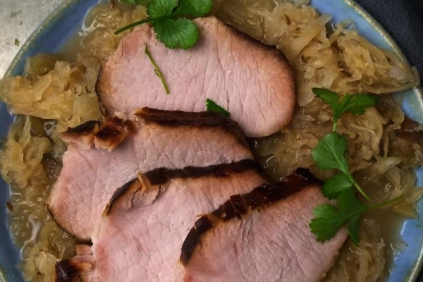 Kassler czyli peklowana wieprzowina pieczona z kiszoną kapustą