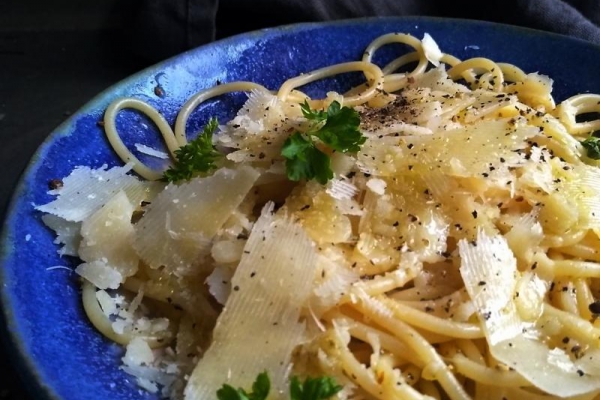 Spaghetti z serem Parmigiano Reggiano i pieprzem
