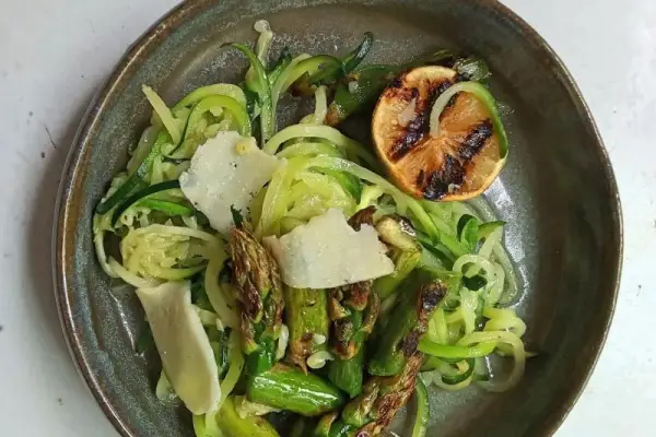 Makaron z cukinii z zielonymi szparagami