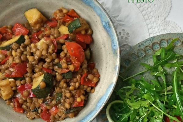 Soczewica z warzywami i pesto