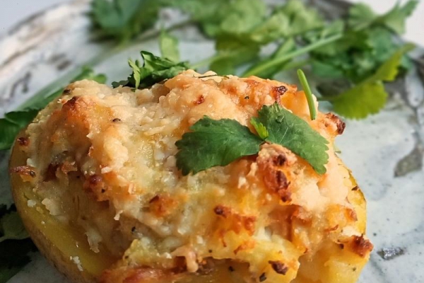 Pieczone ziemniaki z farszem z wędzonej ryby