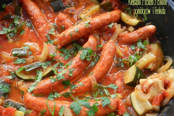 Kiełbaski z sosem z cukinii , pomidorów  i fenkuła - w wolnowarze