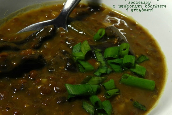 zupa z brązowej soczewicy z wędzonym boczkiem i grzybami z wolnowaru