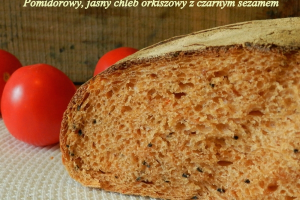 Pomidorowy, jasny chleb orkiszowy z czarnym sezamem - Kwietniowa Piekarnia