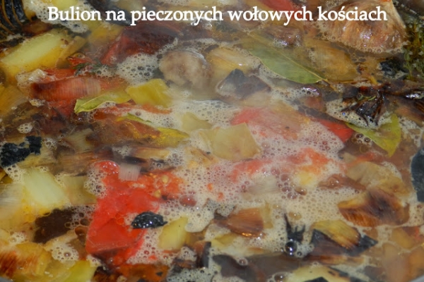 Bulion na pieczonych wołowych kościach