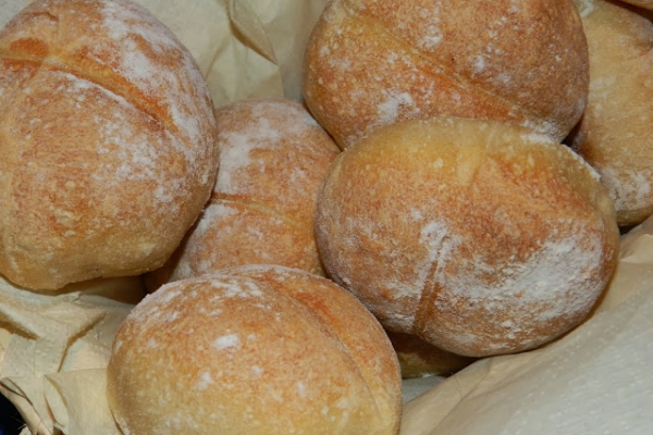 francuskie bułeczki z przedziałkiem (French dimpled rolls)