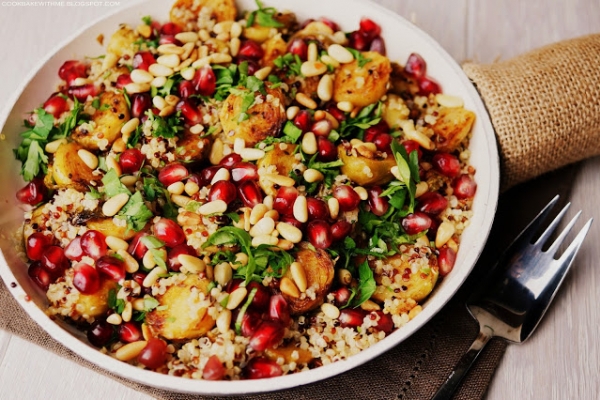 Sałatka z quinoa, brukselką i dressingiem marokańskim 