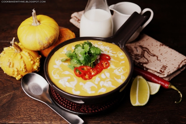 Zupa dyniowo-kokosowa z limonką i imbirem 