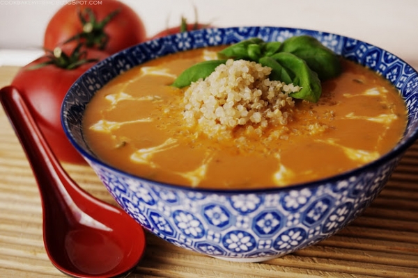 Zupa pomidorowa z mlekiem kokosowym i quinoa