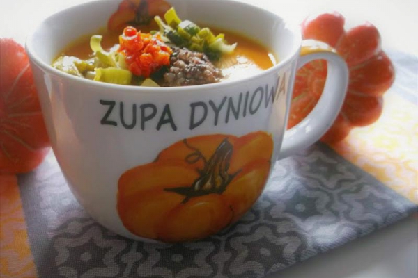 Zupa dyniowa z porem, papryką i wiejską kiszką