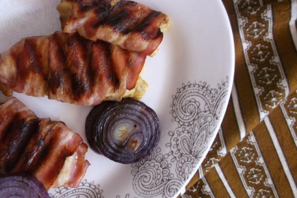 Grillowany filet z kurczaka w plastrach boczku