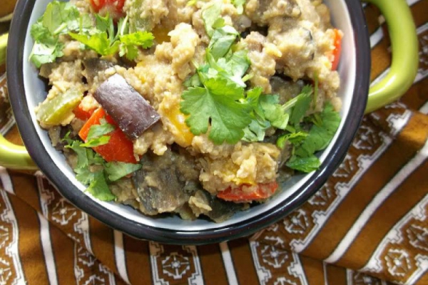 Bakłażan z czerwoną soczewicą w zielonej paście curry