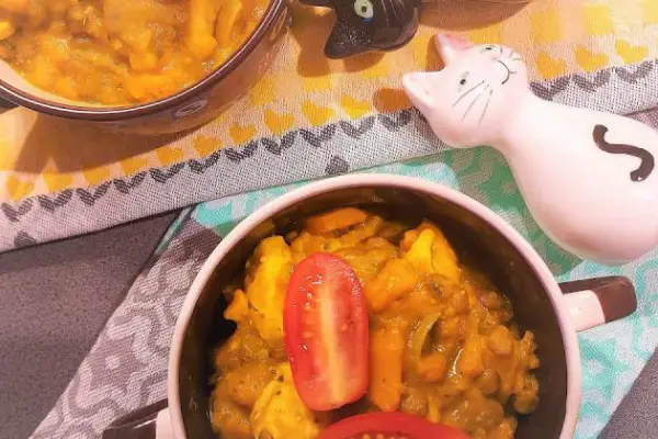 Dyniowe curry z kurczakiem i zieloną soczewicą