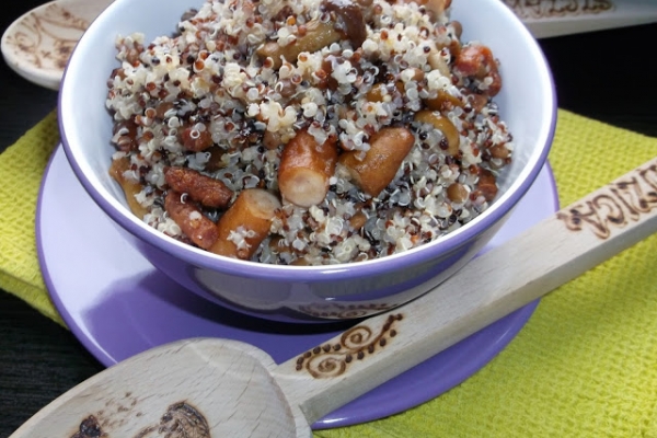 Quinoa (komosa ryżowa) z kabanosem i marynowanymi grzybami nameko