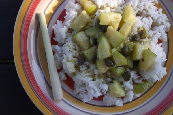 Cukinia curry i ryż w trawie cytrynowej 