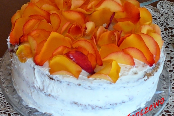 Tort makowo - śmietanowy z płatkami róż