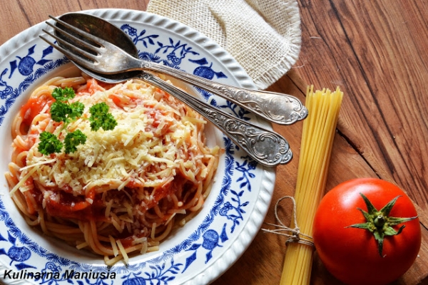 Makaron z sosem pomidorowym - błyskawiczne danie w 15 minut