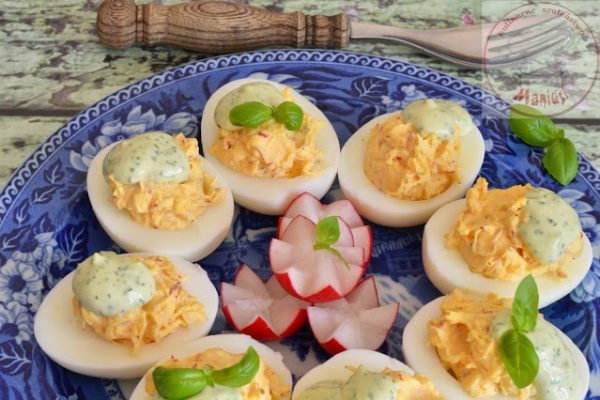 Jajka faszerowane rzodkiewką podane z bazyliowym majonezem