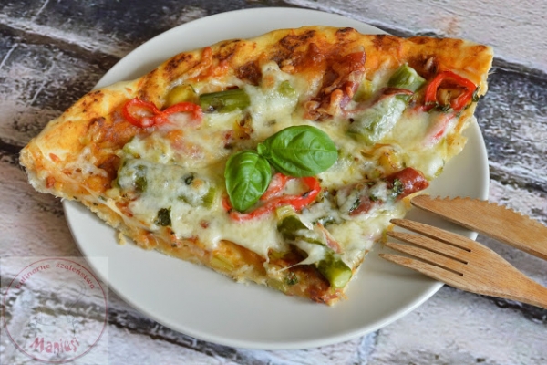 Pizza i szparagi w towarzystwie szynki