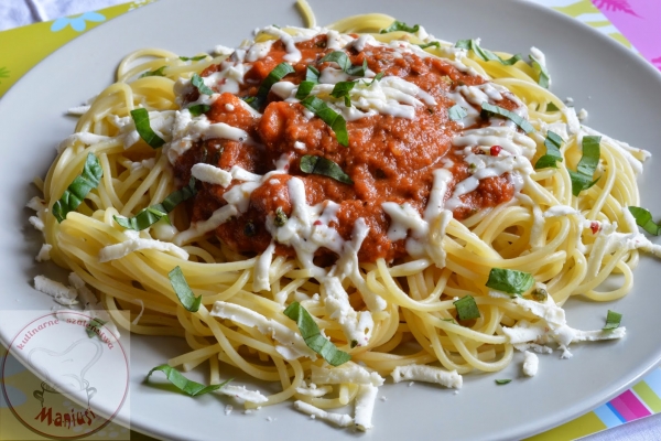 Spaghetti z sosem pomidorowym i serem korycińskim