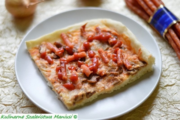 Pizza z kabanosami i sosem cebulowym