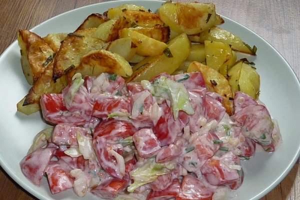 Ziemniaki pieczone i pomidorowa sałatka.