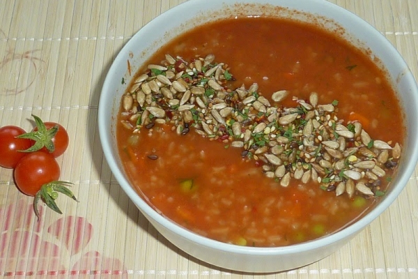 Pikantna zupa pomidorowa z ryżem i ziarenkami