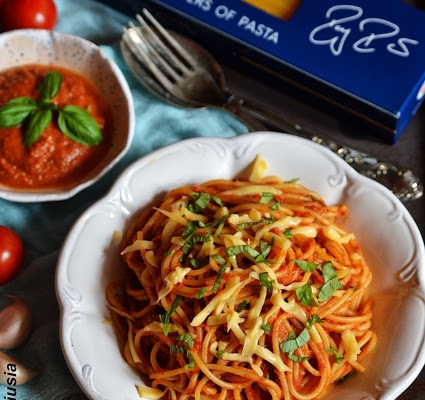 Spaghetti al pomodoro z oliwkami i suszonymi pomidorami