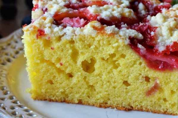 Ciasto jogurtowe z truskawkami i kruszonką
