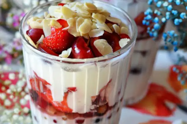 Szybki deser owoce z jogurtem