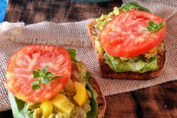 Guacamole z suszonymi pomidorami i śniadaniowe kanapki